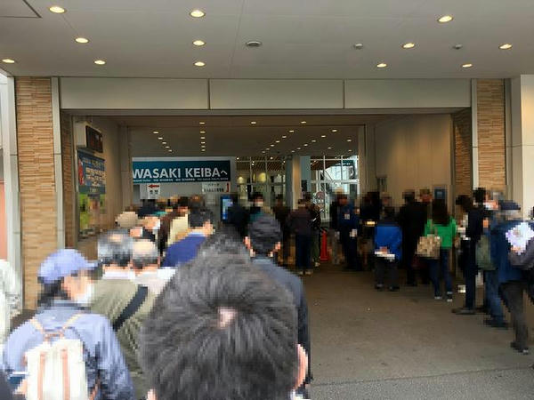 開門待ちする人々