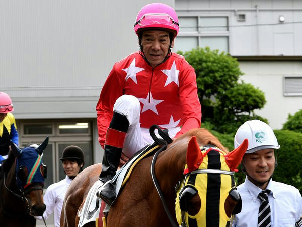 パドックを周回する的場文男騎手