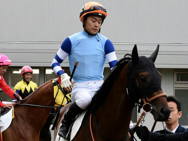 パドックを周回する藤井勘一郎騎手