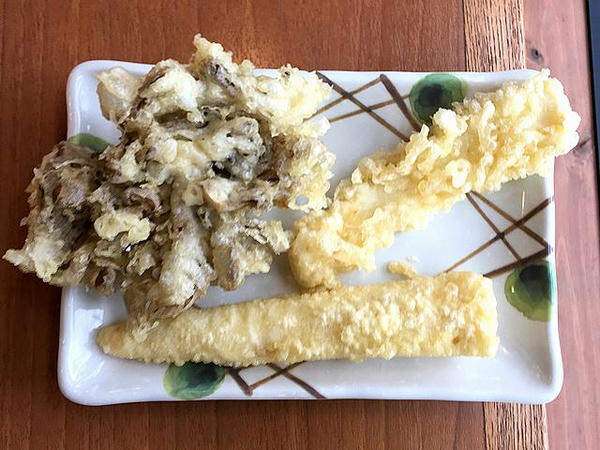 舞茸天 150円 ＋ 本日の天ぷら（たけのこ） 120円 ＋ 烏賊天 130円