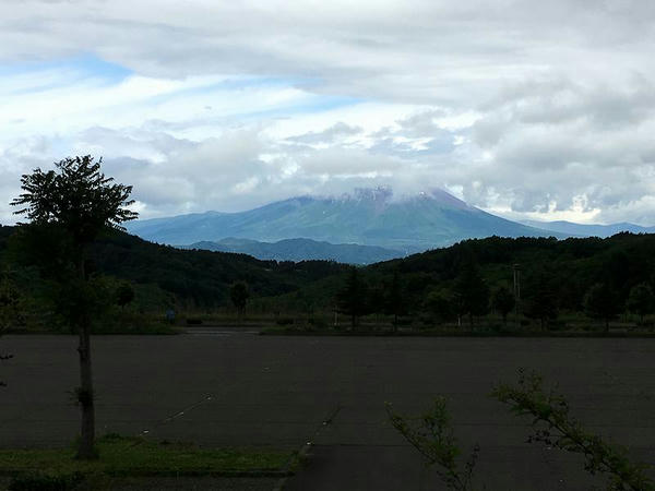 競馬場入り口付近から見た岩手山？