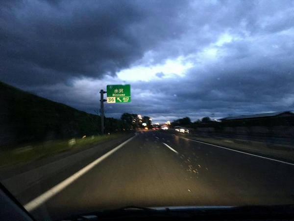 夕闇迫る東北自動車道