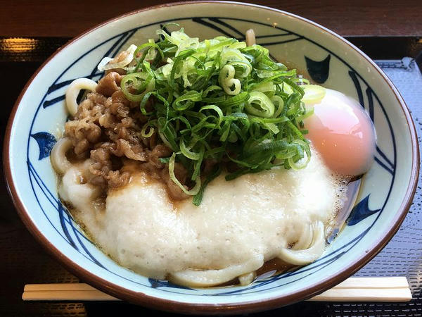 牛とろ玉うどん（冷・大） 740円