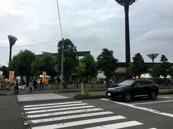 シャトルバスバス停近くの横断歩道より