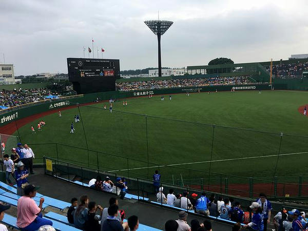 自席から観たグラウンド（外野方向）