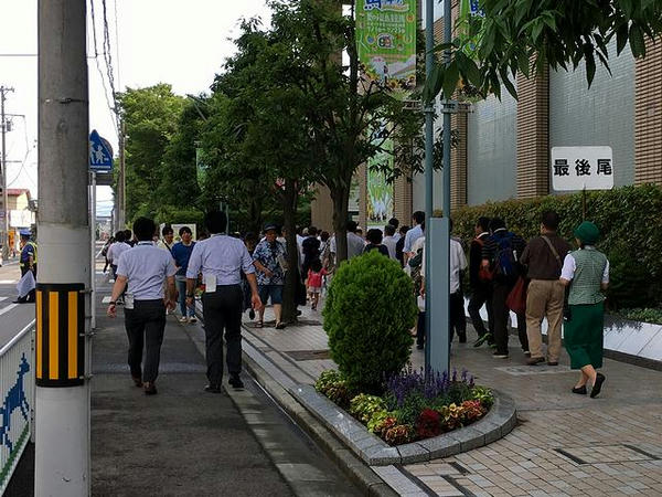 中央口に吸い込まれる入場列