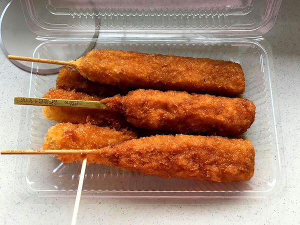 ベーコンチーズ串 300円、会津地鶏ささみ串 300円、会津産豚串 200円、アスパラ1本揚げ 300円（元祖会津ソース串かつ 串鶴）