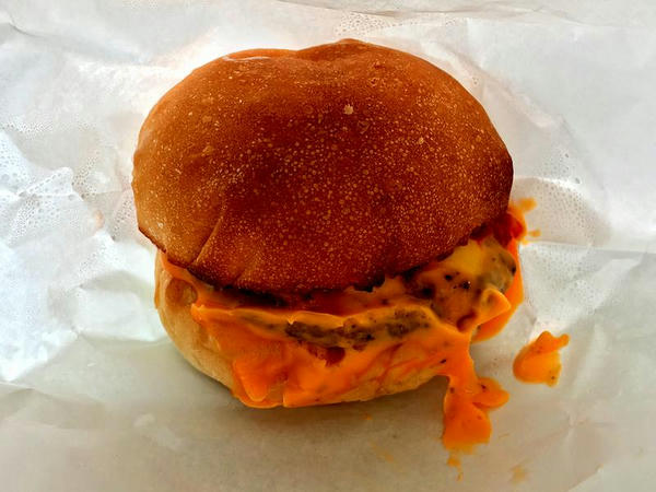 ハンバーガー とろけるチーズ 550円 （STAND:TRIGGER）
