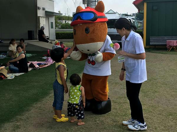 子供とふれあうターフィーさん