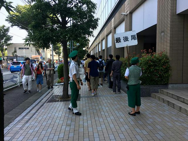 中央口へと続く行列