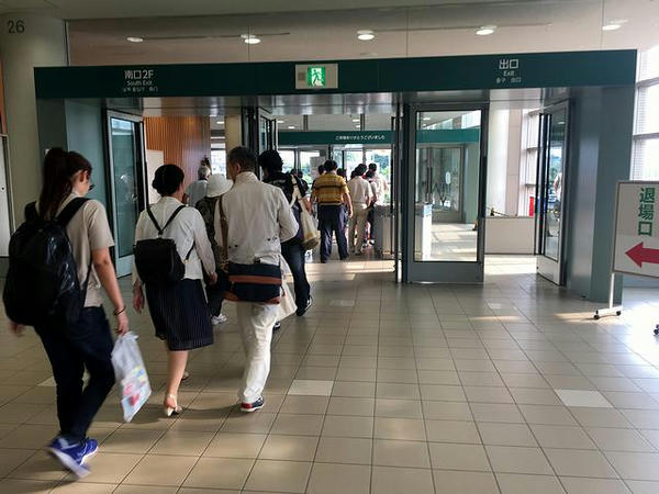 臨時バスに乗ろうと南口から退出