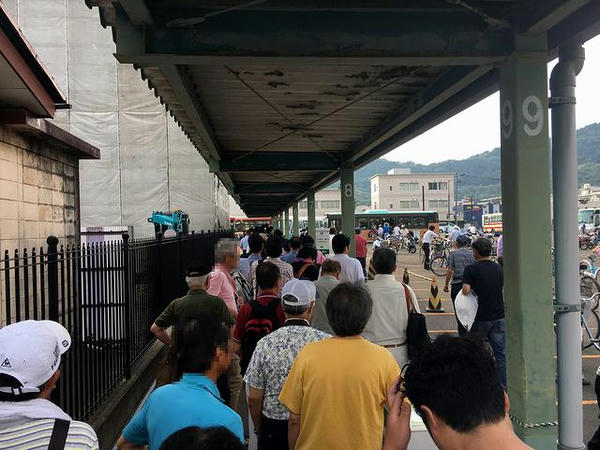 臨時バス乗り場に並ぶ人たち