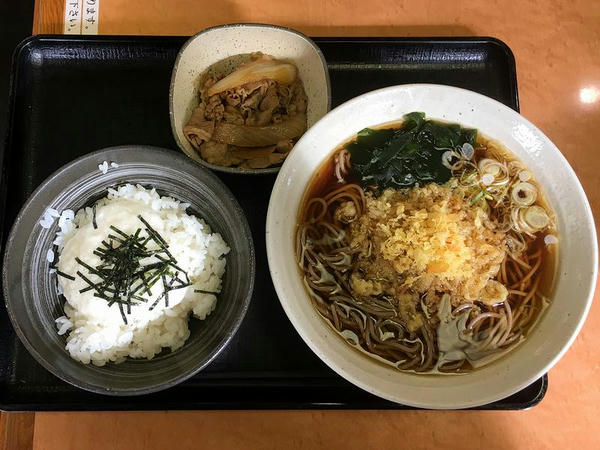 朝そばとろろご飯牛小鉢 530円