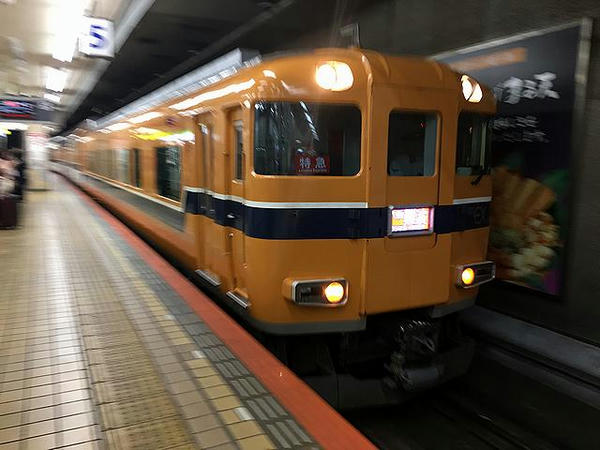 入線してきた大阪難波行き名阪乙特急