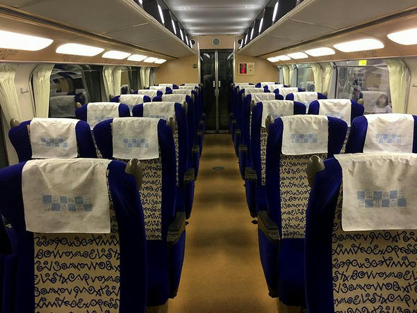 二階建て車両の車内（2階）