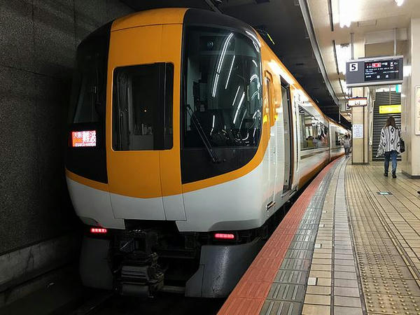 大阪難波方の22600系電車「新Ace」
