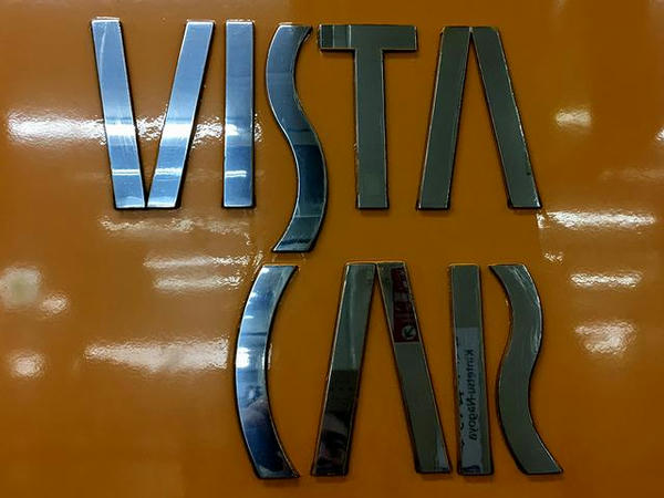 2階建て車両側面VISTA CARロゴ