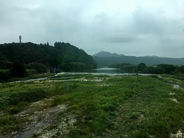 大阪線に入るとに車窓はわかに山がちに