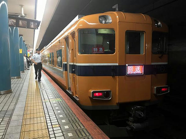 大阪難波駅到着後は回送列車としてそそくさと発車
