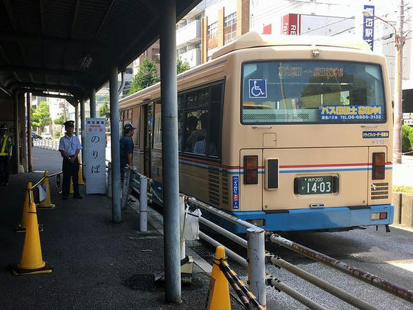発車を待つ無料送迎バス