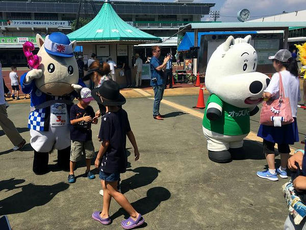 お出迎えするそのたんとミドリマキバオーさん