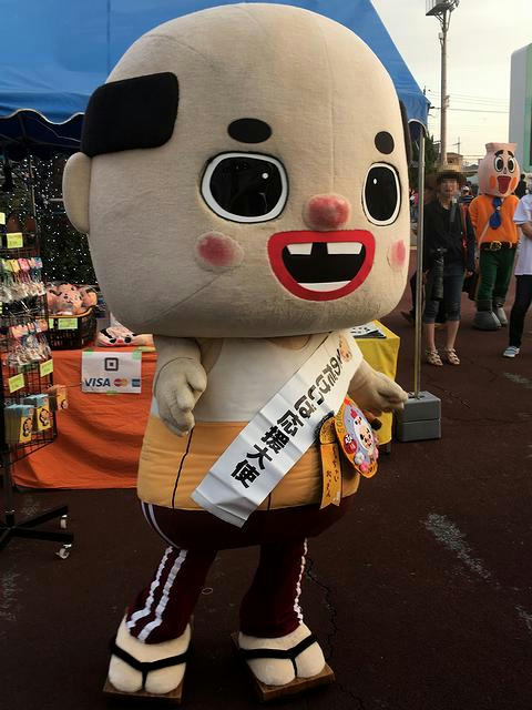 園田競馬応援大使ちっちゃいおっさんと写り込むとっくりん