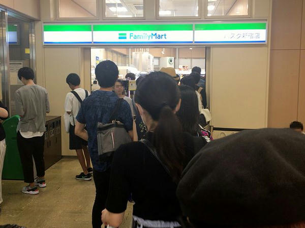 コンビニ店内から伸びる行列