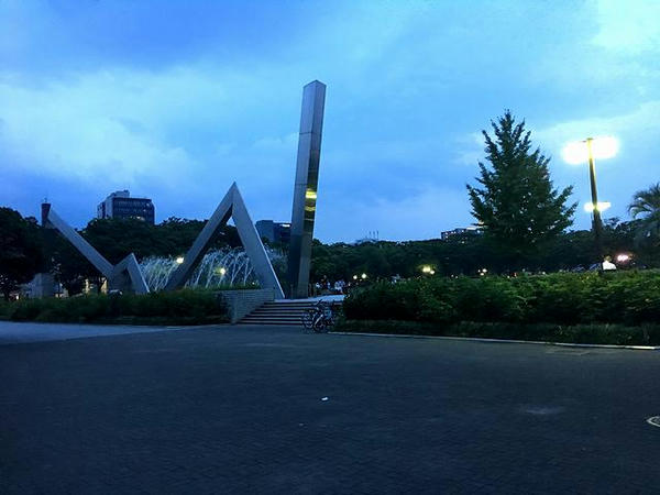 夕暮れ過ぎた公園を突っ切って