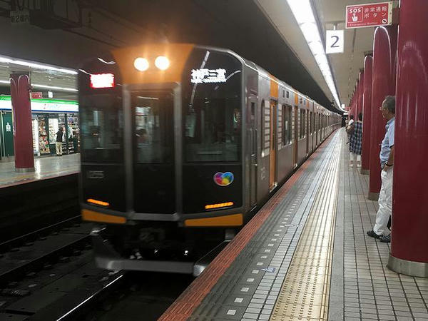 上本町駅に入線する神戸三宮行き快速急行