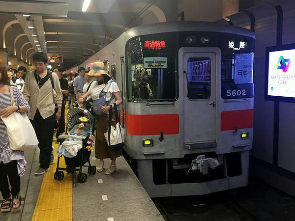 神戸三宮駅に到着した姫路行き直通特急