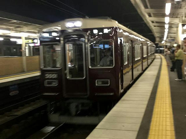 園田駅に入線する梅田行き普通列車