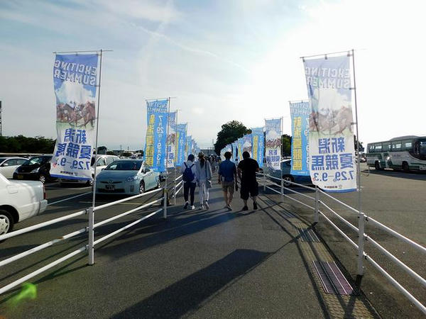 退場してクルマへと向かいます