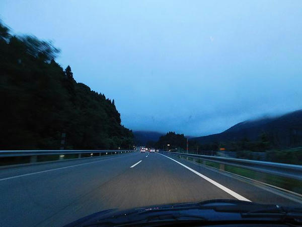 夕暮れの磐越自動車道を