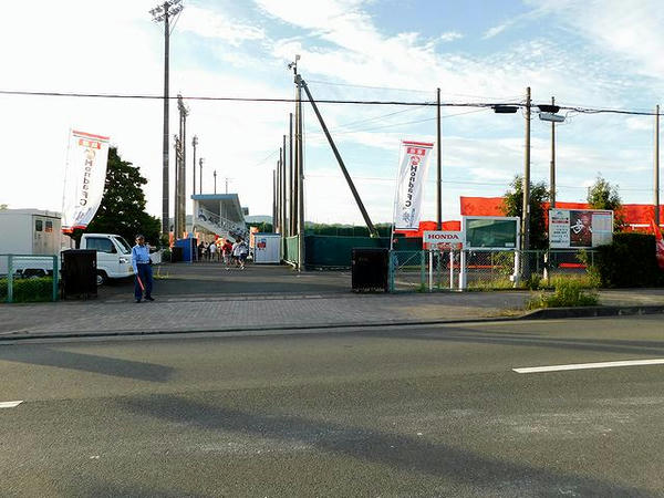 道路越しに見るメインゲート