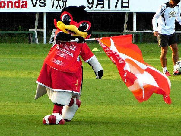 選手紹介で旗を振るパッサーロさん