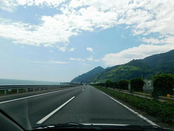 海が見える区間を行く