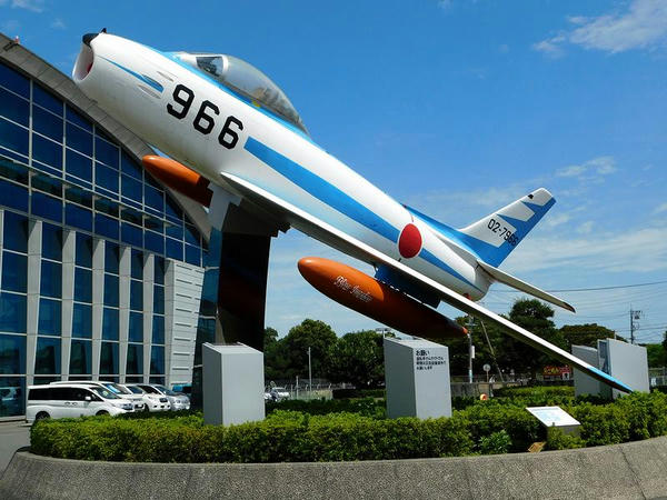 エアーパーク入り口のF-86F戦闘機 ブルーインパルス仕様