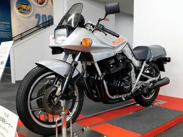 跨がって記念撮影できるGSX1100Sカタナ