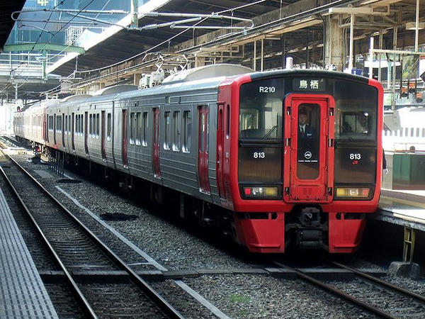博多駅に停車中のJR九州813系電車