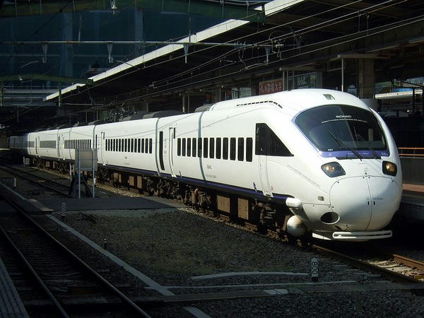博多駅に停車中のJR九州885系電車（ソニック編成）