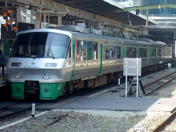 博多駅に停車中のJR九州783系電車