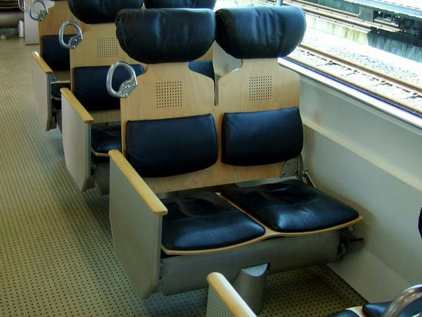 JR九州817系電車（クモハ817-1011）の転換クロスシート