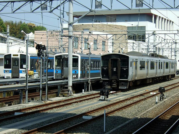 JR直方駅の駅名標JR直方駅に隣接する直方運輸センター（左から国鉄415系電車1500番台、国鉄キハ31形気動車、JR九州817系電車）