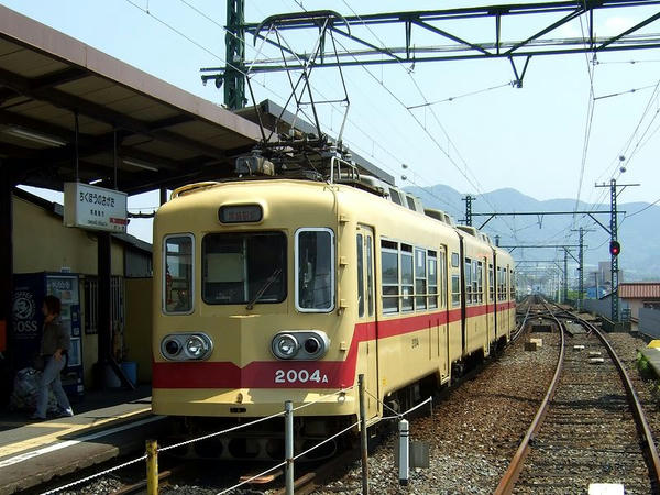 筑豊直方駅に停車中の黒崎行き列車（筑豊電気鉄道2000形電車旧塗装ver.）