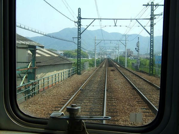 筑豊直方駅を発車すると遠賀川を渡る