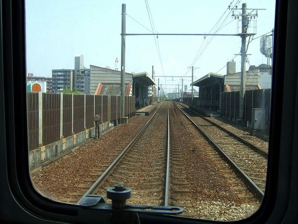 穴生駅の前後は再び高架線を走る