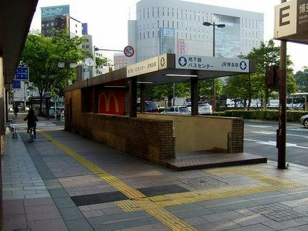 朝の博多駅地下鉄入口