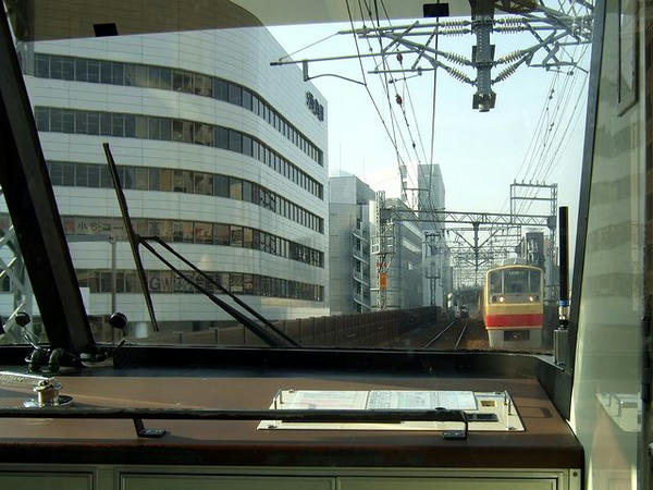 西鉄福岡（天神）を出て程なく2000形の急行とすれ違う