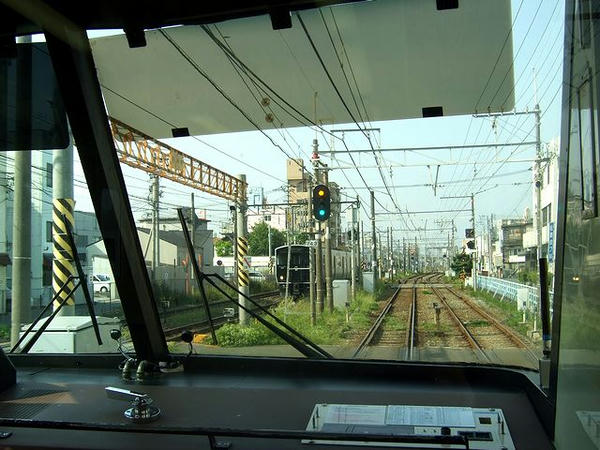 大牟田駅手前ではJR車両と顔合わせ