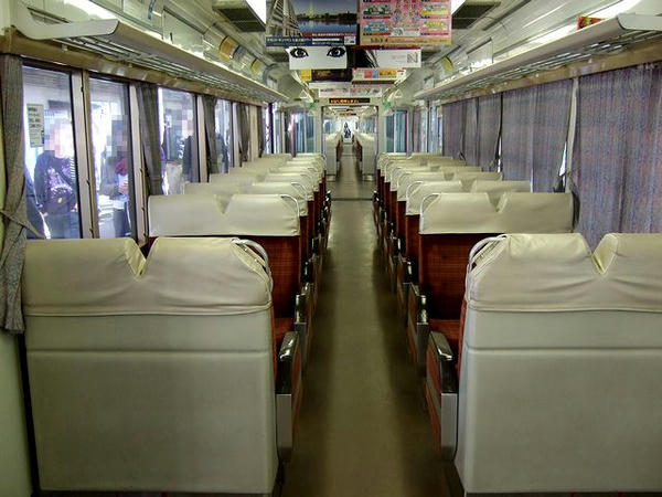 8000形の車内